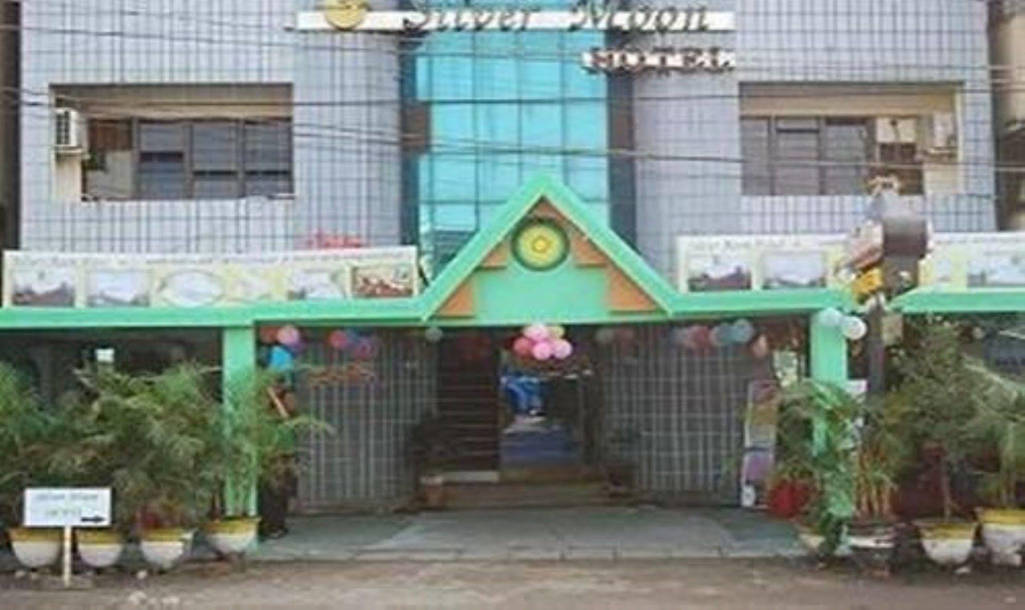 Silver Moon Hotel Rangum Exterior foto